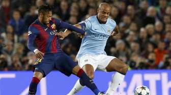 Pemain Barcelona Neymar (kiri) berebut bola dengan Vincent Kompany(19/3) [Reuters/Gustau Nacarino]