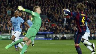 Punggawa Barca Ivan Rakitic menjebol gawang Joe Hart (19/3) [Reuters/Albert Gea]