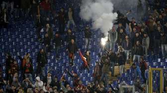 Fans AS Roma menunjukkan kekecewaannya saat timnya tesingkir dari kancah Eropa (20/3) [Reuters/Max Rossi]