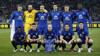 Para pemain Everton berpose sebelum kick off menghadapi Dynamo Kiev. Reuters / Peter Cziborra Livepic