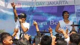 Slank ikut meramaikan peringatan Hari Air Sedunia yang jatuh tepat pada hari ini, Minggu (22/3/2015) dengan menggelar konser mini di ajang car free day di Jakarta Pusat. [Suara.com/Oke Atmaja]