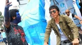 Slank ikut meramaikan peringatan Hari Air Sedunia yang jatuh tepat pada hari ini, Minggu (22/3/2015) dengan menggelar konser mini di ajang car free day di Jakarta Pusat. [Suara.com/Oke Atmaja]