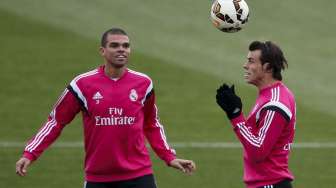 Pemain Real Madrid Gareth Bale (kanan) memainkan bola bersama Pepe (22/3) [Reuters/Paul Hanna]