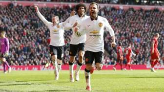 Pemain Manchester United Juan Mata merayakan gol keduanya ke gawang Liverpool di Anfield.  Reuters / Carl Recine Livepic