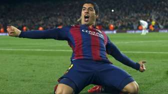 Pemain Barcelona Luis Suarez merayakan golnya ke gawang Real Madrid di Camp Nou. REUTERS/Albert Gea