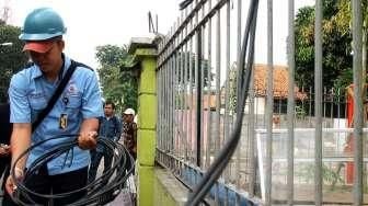 Petugas Kecamatan Johar Baru, Jakarta Pusat bersama petugas dari Perusahaan Listrik Negara (PLN) mengadakan razia sambungan listrik di kawasan Johar Baru, Jakpus. (25/3). (Suara.com/Oke Atmaja)