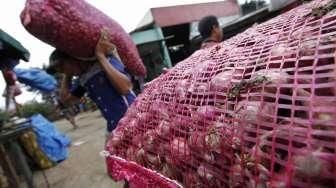 Pedagang bawang merah di pasar inpres Senen Jakarta, Rabu (25/3). [Suara.com/Kurniawan Mas'ud]