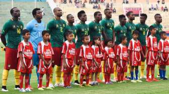 Timnas Kamerun berpose jelang laga persahabatan melawan Timnas Indonesia di Stadion Gelora Delta Sidoarjo, Jawa Timur, Rabu (25/3). (ANTARA FOTO/Zabur Karuru)