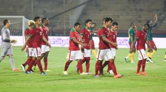 Ekspresi kekalahan pemain Timnas Indonesia seusai dikalahkan Kamerun 0-1 di laga persahabatan di Stadion Gelora Delta Sidoarjo, Jawa Timur, Rabu (25/3). (ANTARA FOTO/Zabur Karuru)