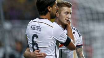 Sami Khedira (kiri) dan Marco Reus rayakan gol ke gawang Australia (26/3) [Reuters/Ralph Orlowski]