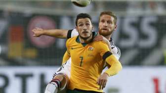 Pemain Australia Mathew Leckie (depan) berhasil melewati pemain Jerman Skhodran Mustafi (26/3) [Reuters/Ralph Orlowski]