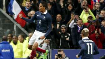 Pemain Prancis Raphael Varane (kiri) merayakan golnya ke gawang Brasil di Stade de France. REUTERS/Charles Platiau