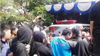 Ratusan Fans dan Warga Rebutan Ingin Lihat Peti Janazah Olga