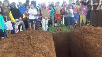 Puluhan Perempuan Menangis di Makam Olga Sambil Mengaji