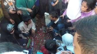 Pelayat Berebut Cium Nisan Almarhum Olga