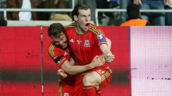 Winger Wales Gareth Bale merayakan golnya ke gawang Israel bersama rekan setimnya. Reuters / Matthew Childs Livepic