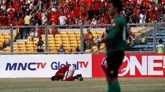 Pemain Timnas Indonesia U-23 sujud syukur merayakan gol ke gawang Brunei Darussalam dengan meraih kemenangan dengan skor akhir skor 2-0. [suara.com/Kurniawan Mas'ud]