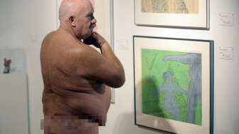 Pameran Getting Naked yang digelar di THEMUSEUM di Kitchener, Ontario, Kanada, Jumat (27/3). Mereka yang melihat pameran ini tidak mengenakan sehelai benang pun di tubuhnya. [Reuters/Aaron Harris]