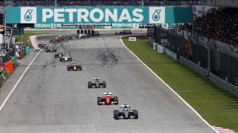 Para pebalap Formula 1 beraksi di bawah terik matahari pada ajang Formula 1 Malaysia di Sirkuit Sepang, Minggu (29/3).