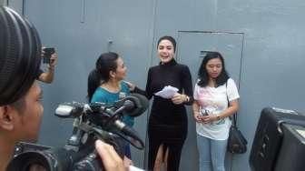 Bebas, Nikita Mirzani Langsung Ziarah ke Makam Olga