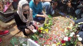 Keluarga Ziarah ke Makam Olga Syahputra Jam 1 Dini Hari