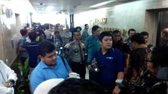 Suasana heboh saat pengurus Partai Golkar versi Munas Jakarta memasuki dan akhirnya menduduki ruang Fraksi Partai Golkar di DPR RI, Senin (30/3/2015) sore. [Suara.com/Bagus Santosa]