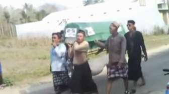 VIDEO: Kasihan, Jenazah Ini Terjatuh dari Keranda