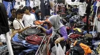 Pengunjung memadati bazaar Outfest 2015 di Istora Senayan, Jakarta, Kamis (2/4). [Suara.com/Kurniawan Mas'ud]