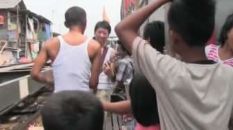 VIDEO: Ke Jakarta, Turis Jepang 'Ngamen' di Pinggir Rel