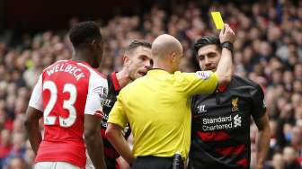 Reaksi pemain Liverpool Emre Can saat menerima kartu kuning kedua (5/4) [Reuters/John Sibley]