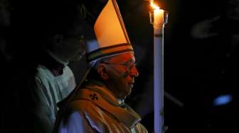 Misa Paskah di Basilika, Vatikan, Sabtu (4/4/2015) (Reuters/Stefano Rellandini)