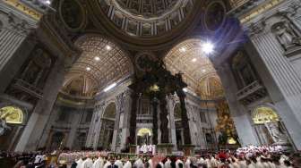 Misa Paskah di Basilika, Vatikan, Sabtu (4/4/2015) (Reuters/Stefano Rellandini)
