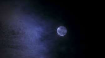 Gerhana bulan di Kathmandu, Nepal, Sabtu (4/42015) (Reuters/Navesh Chitrakar)
