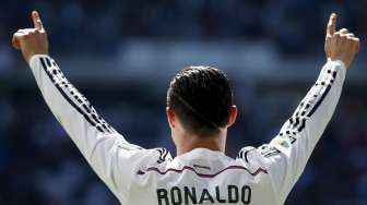 Cristiano Ronaldo merayakan golnya saat Real Madrid menang besar atas Granada, Minggu (5/4). [Reuters/Juan Medina]