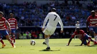 Bintang Real Madrid Cristiano Ronaldo mencetak gol ke gawang Granada di Santiago Bernabeu (5/4). REUTERS/Juan Medina