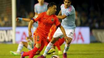 Pemain Celta Vigo Augusto Matias (kanan) berebut bola dengan pemain Barcelona Xavi Hernandez,  di Balaidos stadium, (6/4). REUTERS/Miguel Vidal