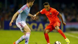 Pemain celta Vigo Andreu Fontas (kiri) mencoba merebut bola dari pemain Barcelona, Neymar di Balaidos stadium (6/4). REUTERS/Miguel Vidal