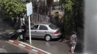 VIDEO: Duh, Lihat Mobil Tabrakan, Orang Ini Malah Menari