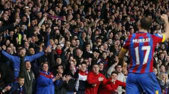 Pemain Crystal Palace Glenn Murray merayakan golnya ke gawang Manchester City di Selhurst Park (6/4), Reuters / John Sibley Livepic.