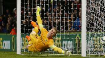 Kiper Manchester City Joe Hart gagal menghalau bola hasil tendang bebas pemain Crystal Palace Jason Puncheon di di Selhurst Park (6/4), Reuters / John Sibley Livepic.