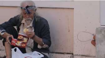 VIDEO: Kisah Pengemis Tua Kelaparan yang Mau Berbagi Makanan