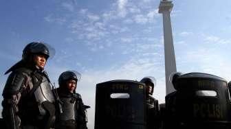 Inspektur Jenderal Polisi Unggung Cahyono memimpin Apel Gelar Pasukan Pengamanan Konferensi Tingkat Tinggi (KAA) ke-60 di kawasan Monumen Nasional, Jakarta, (8/4). (Suara.com/Oke Atmaja)