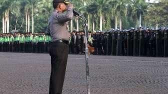 Inspektur Jenderal Polisi Unggung Cahyono memimpin Apel Gelar Pasukan Pengamanan Konferensi Tingkat Tinggi (KAA) ke-60 di kawasan Monumen Nasional, Jakarta, (8/4). (Suara.com/Oke Atmaja)