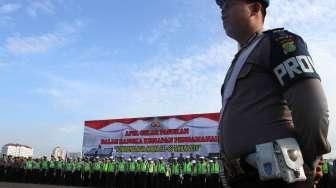 Inspektur Jenderal Polisi Unggung Cahyono memimpin Apel Gelar Pasukan Pengamanan Konferensi Tingkat Tinggi (KAA) ke-60 di kawasan Monumen Nasional, Jakarta, (8/4). (Suara.com/Oke Atmaja)