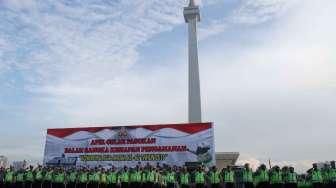 Inspektur Jenderal Polisi Unggung Cahyono memimpin Apel Gelar Pasukan Pengamanan Konferensi Tingkat Tinggi (KAA) ke-60 di kawasan Monumen Nasional, Jakarta, (8/4). (Suara.com/Oke Atmaja)