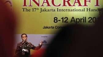 Presiden Jokowi didampingi Ibu Negara Iriana Widodo, Istri Wapres Mufidah Jusuf Kalla dan Menteri Perdagangan Rachmat Gobel membuka Inacraft 2015 di JCC, (8/4). [Suara.com/Kurniawan Mas'ud]