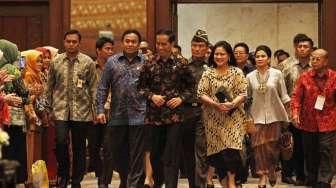 Presiden Jokowi didampingi Ibu Negara Iriana Widodo, Istri Wapres Mufidah Jusuf Kalla dan Menteri Perdagangan Rachmat Gobel membuka Inacraft 2015 di JCC, (8/4). [Suara.com/Kurniawan Mas'ud]