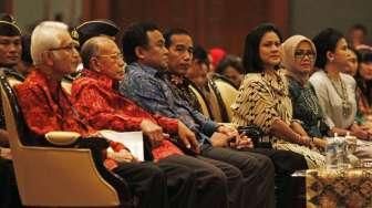 Presiden Jokowi didampingi Ibu Negara Iriana Widodo, Istri Wapres Mufidah Jusuf Kalla dan Menteri Perdagangan Rachmat Gobel membuka Inacraft 2015 di JCC, (8/4). [Suara.com/Kurniawan Mas'ud]