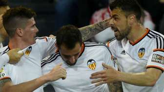 Pemain Valencia Rodrigo de Paul, Paco Alcacer dan Javi Fuego merayakan golnya ke gawang Athletic Bilbao di San Mames stadium, (9/4), [Reuters/Vincent West]