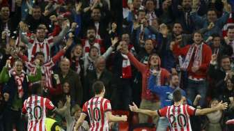 Pemain Athletic Bilbao Aritz Aduriz (kanan) merayakan golnya di depan fansnya ke gawang Valencia di San Mames stadium, (9/4), [Reuters/Vincent West]